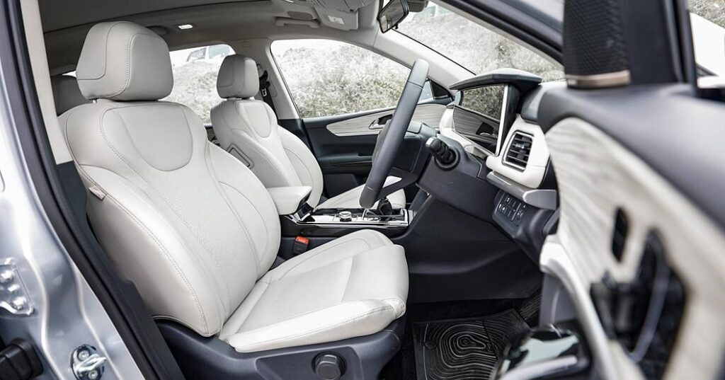 xuv700 interior front row seat